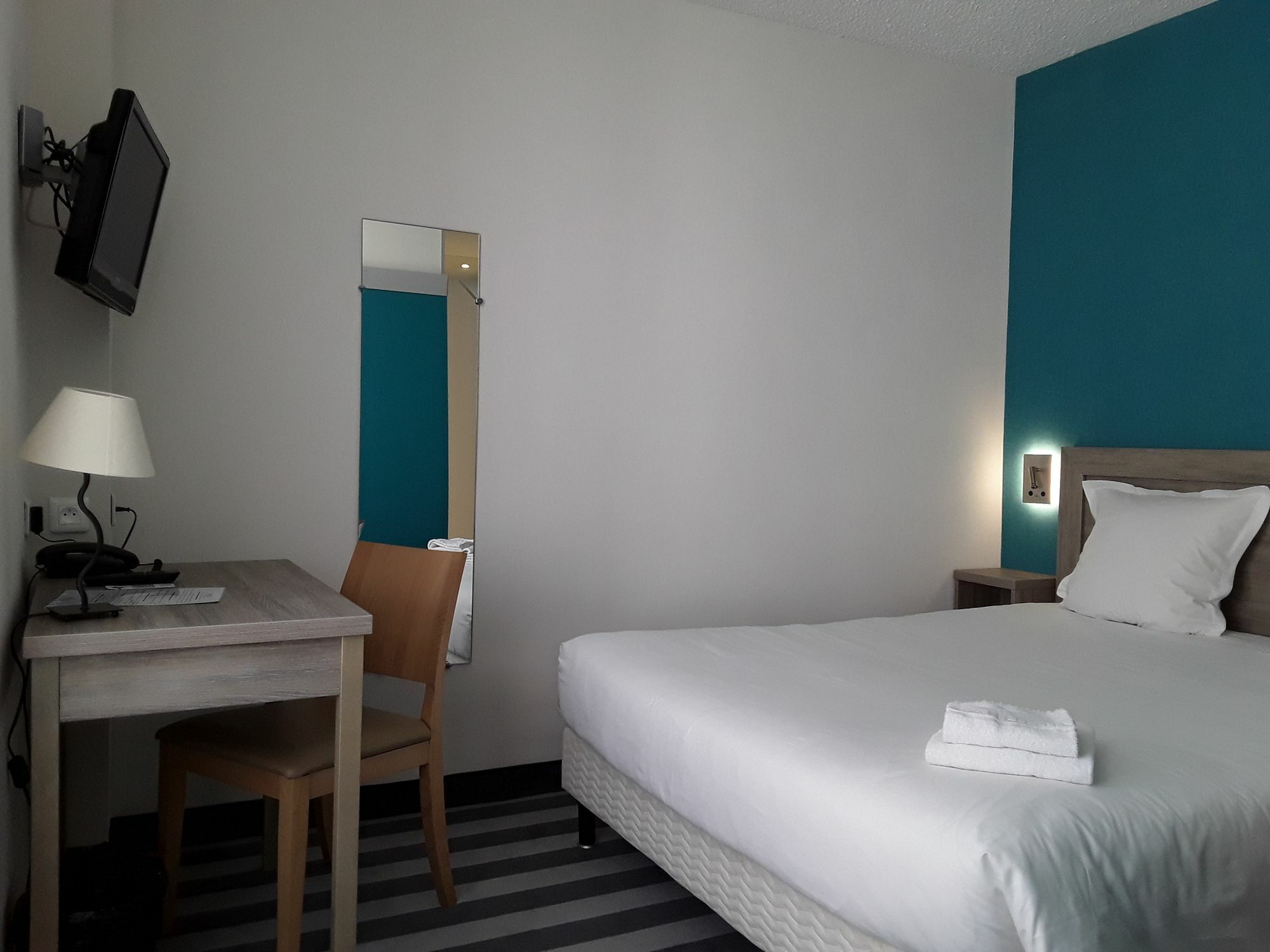 פואטייה Logis Hotel De L'Europe מראה חיצוני תמונה
