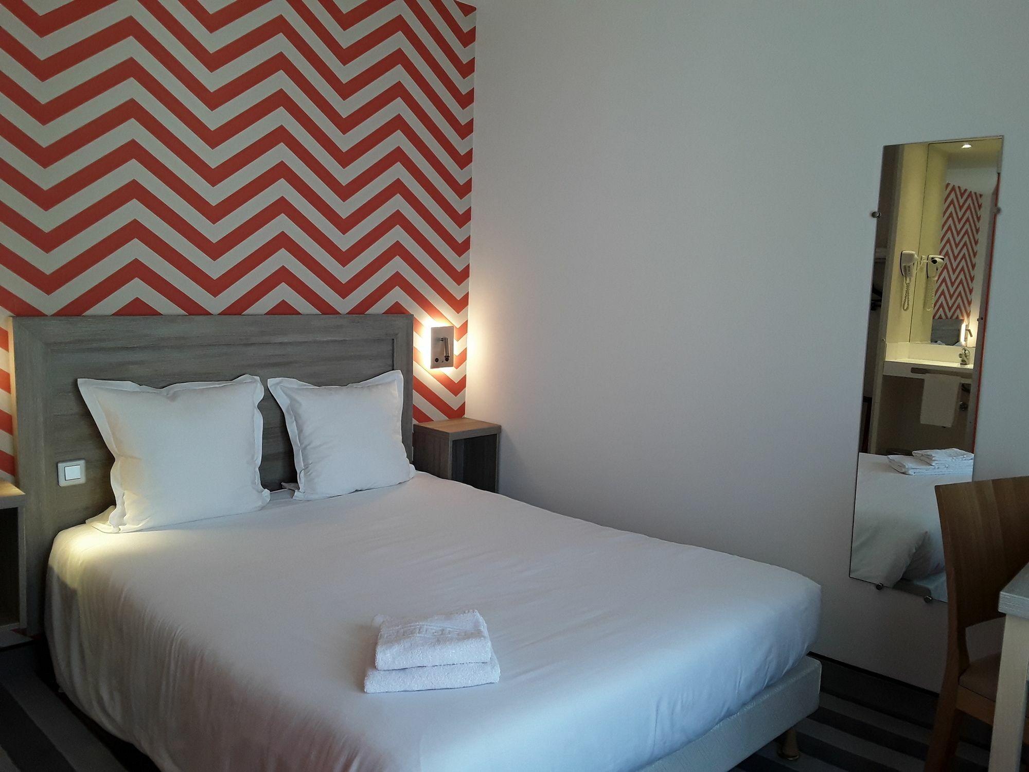 פואטייה Logis Hotel De L'Europe מראה חיצוני תמונה